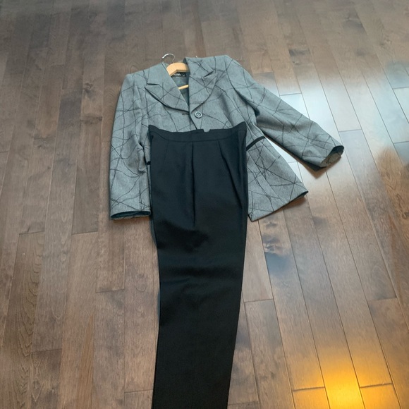 Gray and black suite - Picture 4 of 5